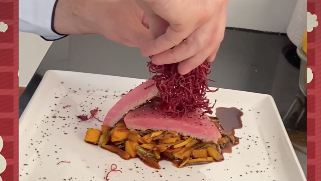 Tataky de Atún encostrado con vegetales salteados