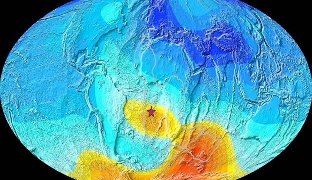 Mapa de la Tierra que muestra la desviación actual de la dirección esperada del campo magnético.