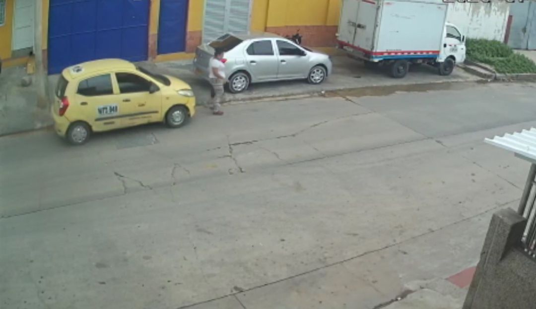Momento en el que el taxi arrolla a la mujer y su hijo