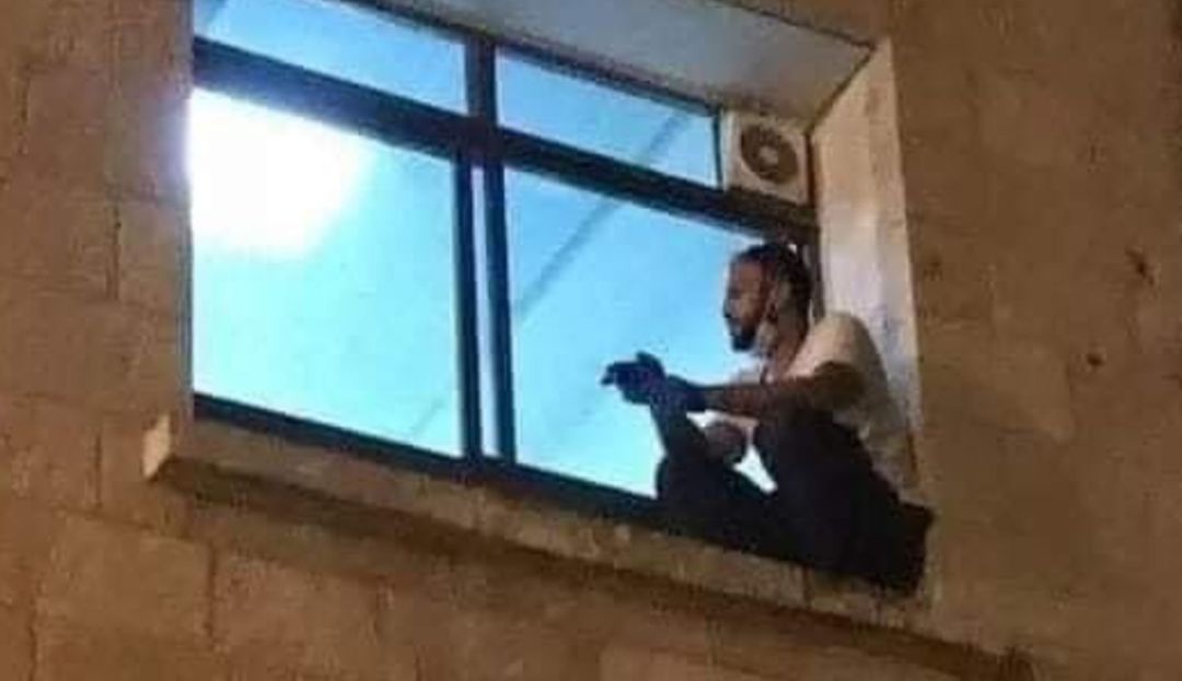 Coronavirus Palestina: Hombre escaló hospital para acompañar a su madre que falleció por COVID-19