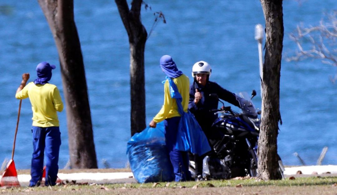 Jair Bolsonaro coronavirus: Bolsonaro salió a pasear en moto y fue visto sin tapabocas