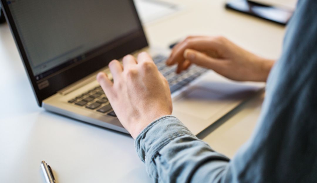 Platzi: Platzi Scholarships: Becas de desarrollo web para población vulnerable