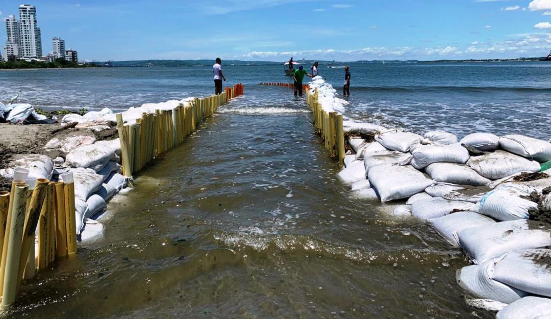El Laguito: Con sacos de arena y tubos crean canal entre El Laguito y el mar