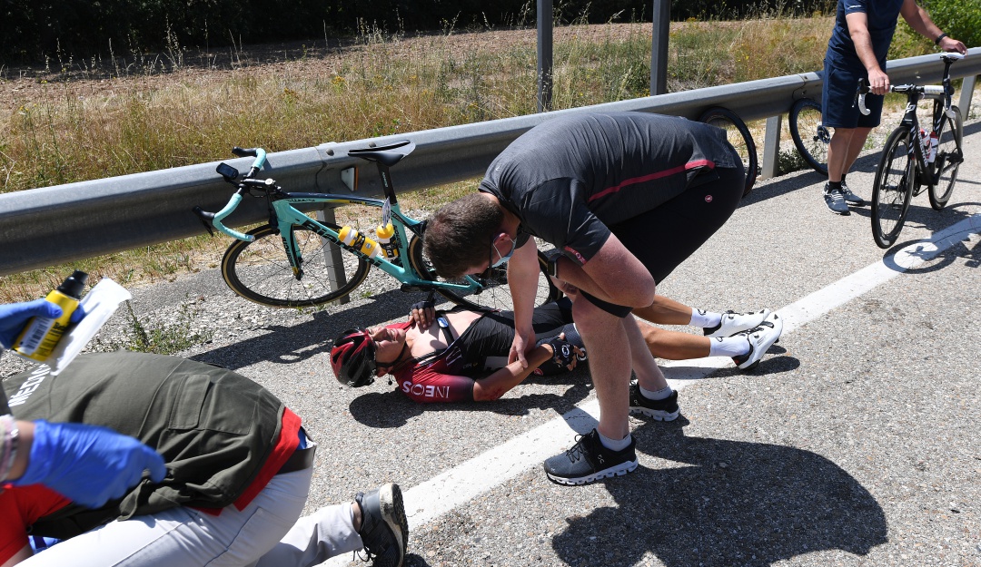 Sebastián Henao hombro: Sebastián Henao se dislocó el hombro derecho tras fuerte caída en Burgos