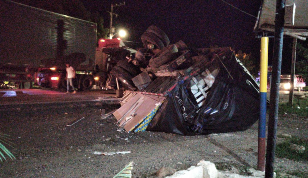 ACCIDENTE DE TRANSITO: Se volcó camión en Luruaco al parecer por una falla mecánica