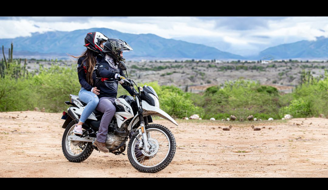 Relaciona los logotipos con la motocicleta Suzuki que corresponda: Relaciona los logotipos con la motocicleta Suzuki que corresponda
