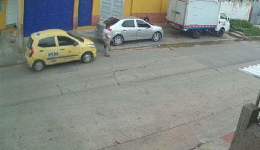 Instante en el que el taxi arrolla a la joven y su hijo