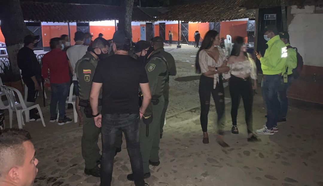 Fiesta clandestina policía jovenes violando toque de queda Girón: 50 personas fueron sorprendidas en fiesta clandestina