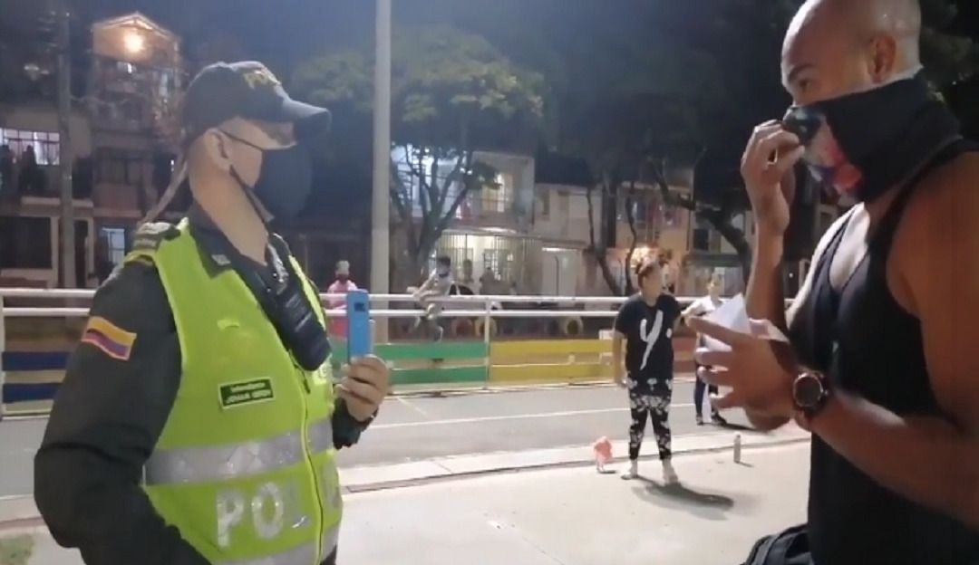 Ejercicio al aire libre: Daba clases de entrenamiento físico en el parque para superar la crisis