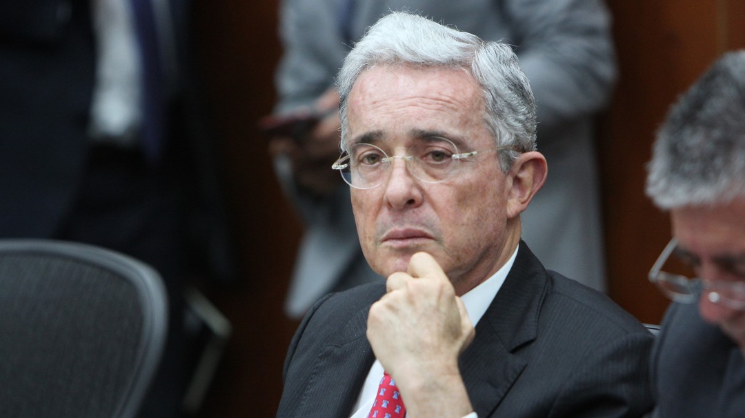Uribe cuestiona decisión de Twitter por cerrar cuenta de Donald Trum