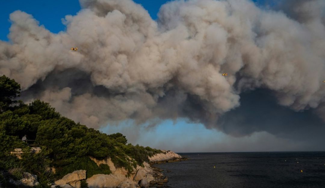 Más de 27 mil personas fueron evacuadas por un voraz incendio en Francia