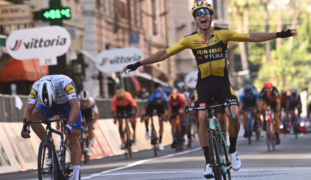 Monumentos del ciclismo: Van Aert se corona al esprint contra Alaphilippe en la Milán-Sanremo