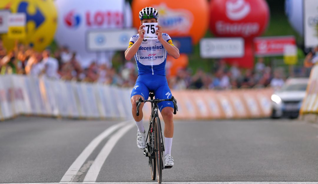 Carreras ciclísticas 2020: Emotivo homenaje de Remco Evenepoel a Fabio Jakobsen en la Vuelta a Polonia