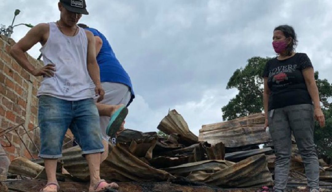 DAMNIFICADOS AFECTADOS INCEANDIO BUCARAMANGA LA GUYANITA SANTANDER: Entregan ayudas a damnificados por incendio en el asentamiento La Cuyanita