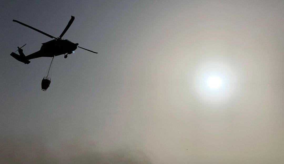 Incendio en Isla Salamanca: El Bambi Bucket retoma trabajos contra quemas en la Isla Salamanca