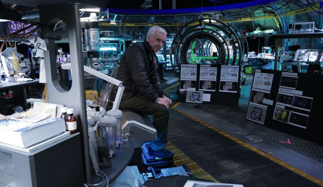 James Cameron Avatar 2: James Cameron posa en la base de Pandora en medio del rodaje de Avatar 2