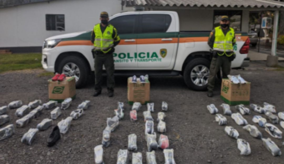 Mercancía ilegal de tenis fue incautada: Mercancía ilegal fue incautada por la Policía en vías de Caldas