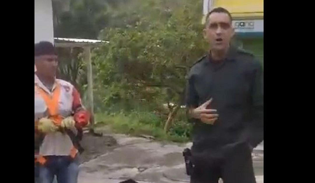 El policia que se peleó con ela lcalde de Briceño se fue del pueblo: Trasladan al policía que se peleó con el alcalde de Briceño, Antioquia