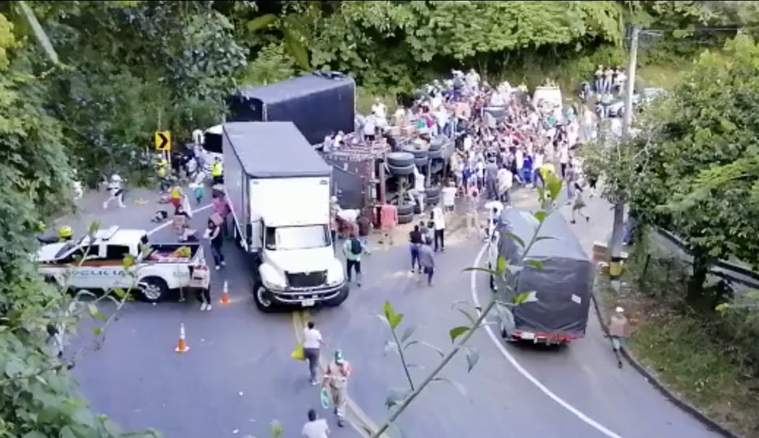 En Antioquia saquearon un camión que se volcó con elementos de aseo