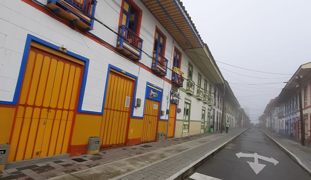 Frió y lluvioso amanecer en el Quindío, las calles del municipio de Filandia