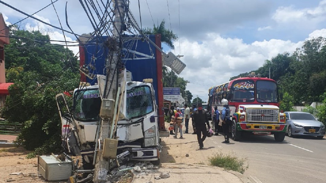 Chocan cinco vehículos en el sector Los Nísperos de Turbaco, Bolívar