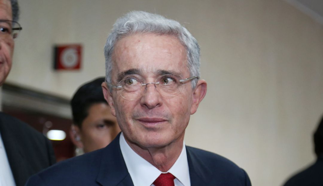Álvaro Uribe Vélez: Renuncia de Uribe abre debate sobre si su proceso lo debe asumir Fiscalía