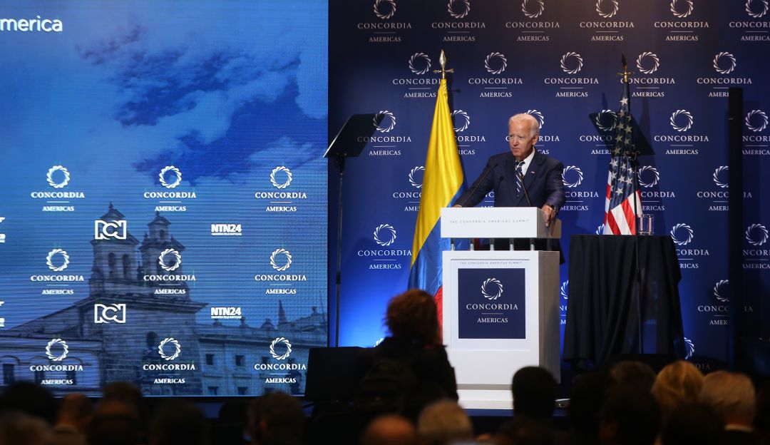 Biden insta a la unidad para superar "esta época de oscuridad" en EE.UU