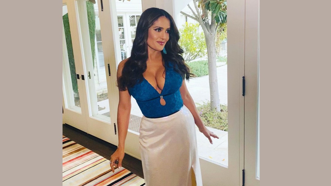 Con foto sensual y emotivo mensaje, Salma Hayek se despide del 2020
