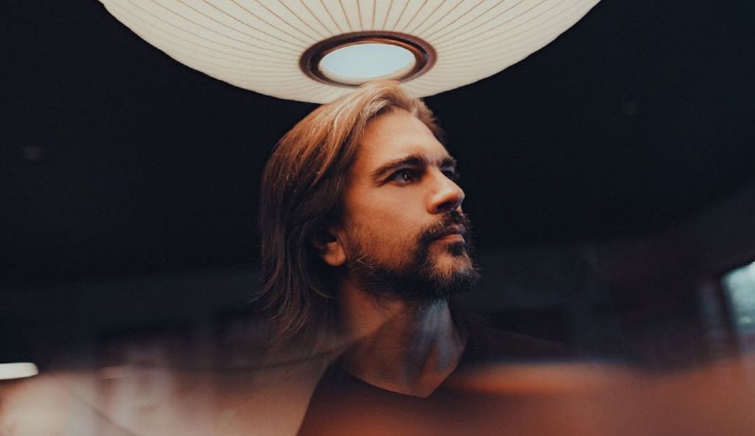 Juanes: Juanes hace un homenaje a Zoé con su propia versión de "Vía Láctea"