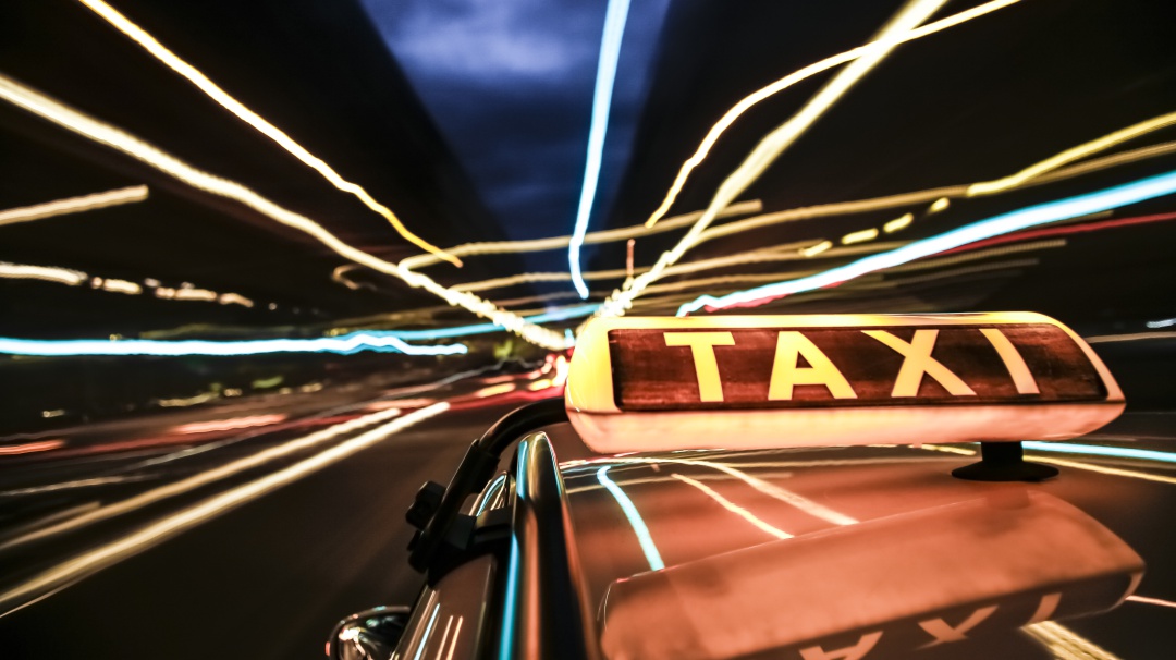 Taxista narra historias reales en formato de radionovela