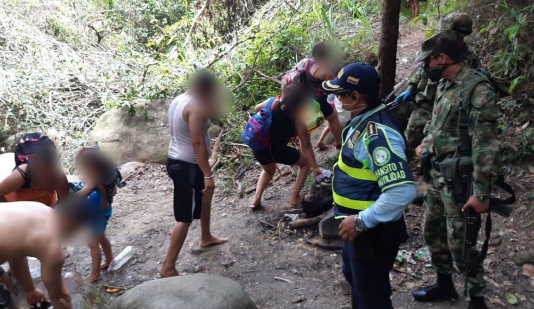 PASEO TOQUE DE QUEDA GIRON LEBRIJA AGUADA DE CEFERINO: Sorprenden grupo de personas en paseo de olla