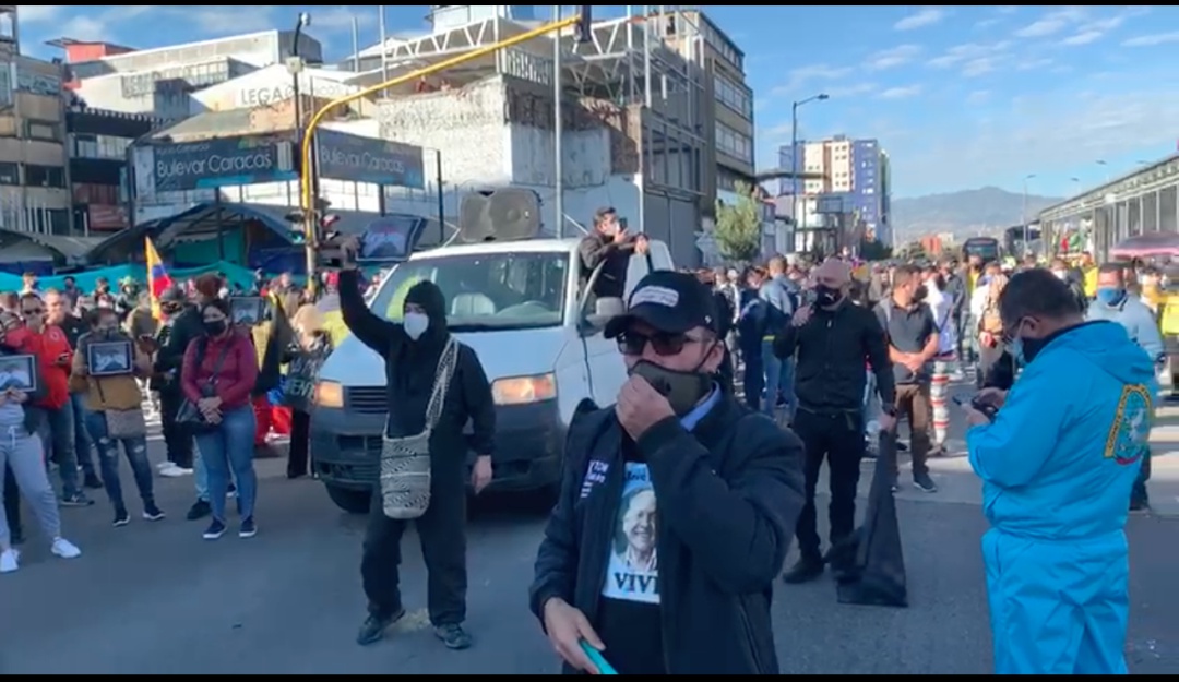 Protestas comerciantes Bogotá: VIDEO: Bloqueos en el centro de Bogotá por comerciantes que piden trabajar