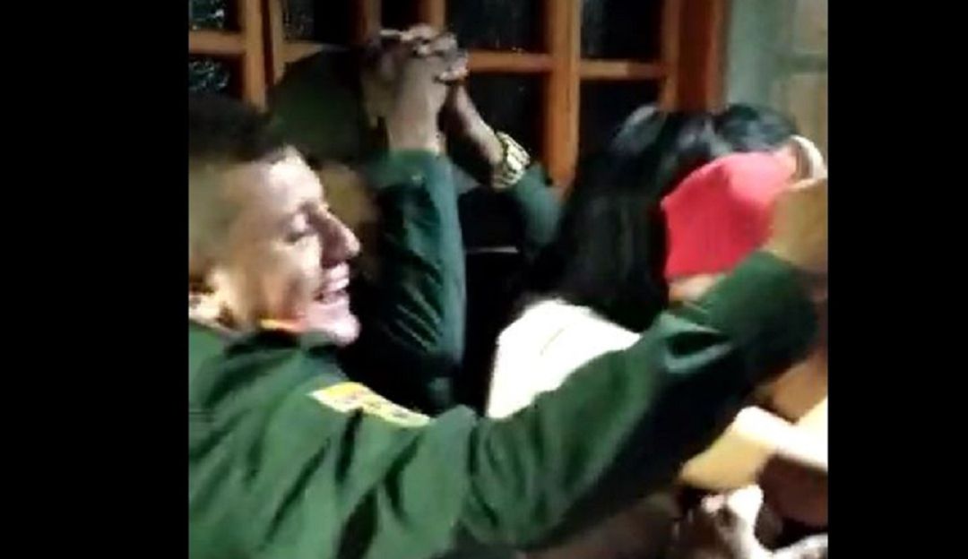 Dos policías llegaron a una fiedta a acabrala pero se wquedaron bailando: Dos policías intervinieron una fiesta, pero se quedaron bailando