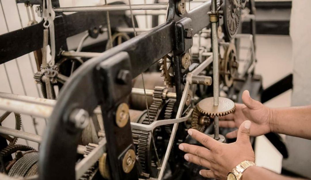 Reloj Público de Cartagena: Mantenimiento al Reloj Público de Cartagena se hace semanalmente