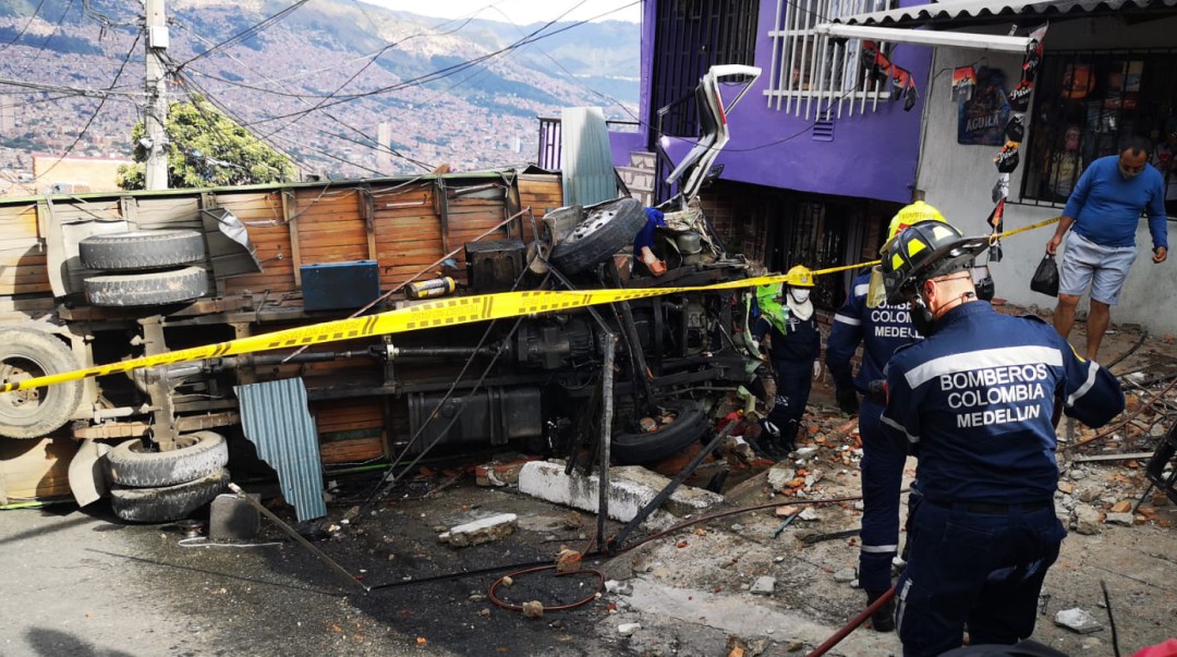 Un camión sin frenos arrolló 8 vehículos y dejó 6 lesionados en Medellín