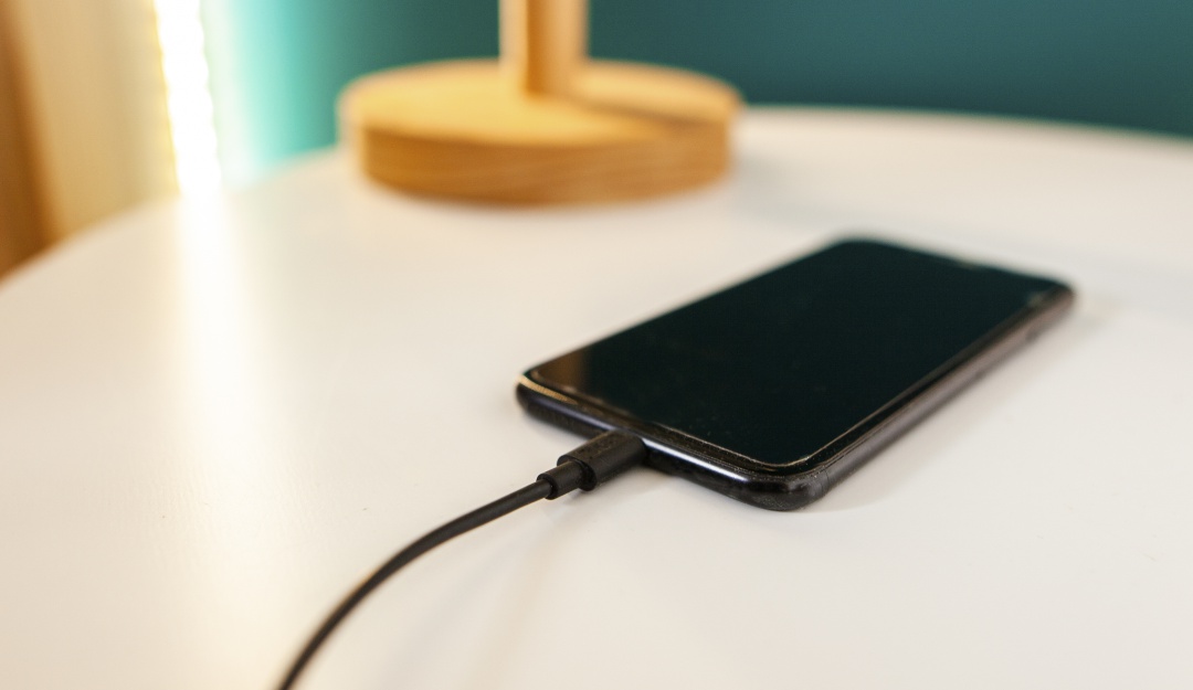 Los peligros de descargar y cargar completamente un smartphone Los peligros de descargar y cargar completamente un smartphone