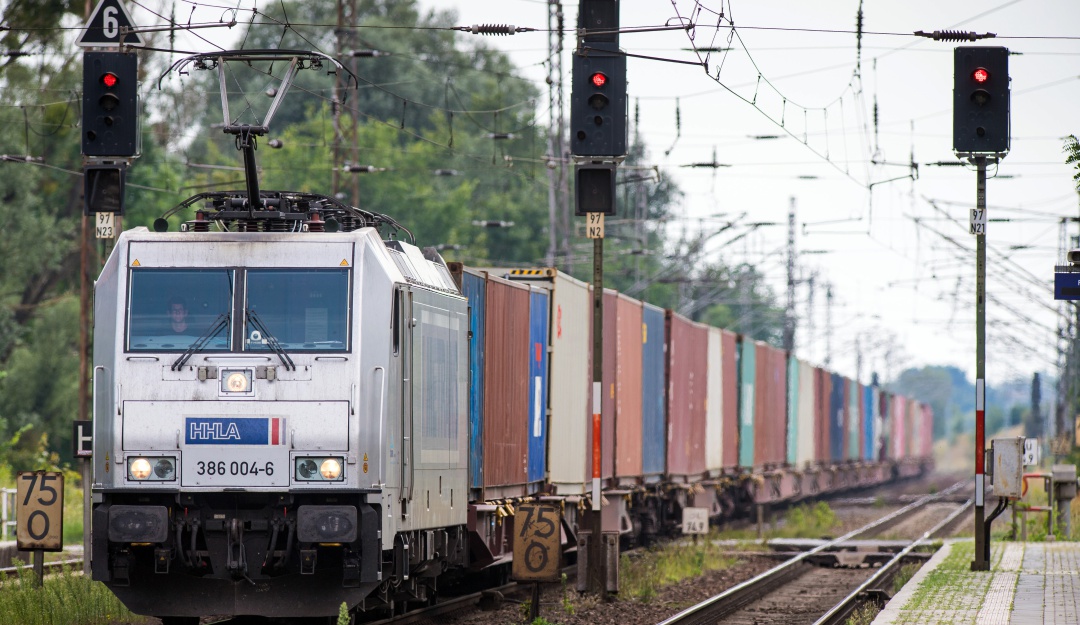 Hombre lanza niño al tren: Hombre que lanzó un niño a un tren en Alemania irá al psiquiátrico