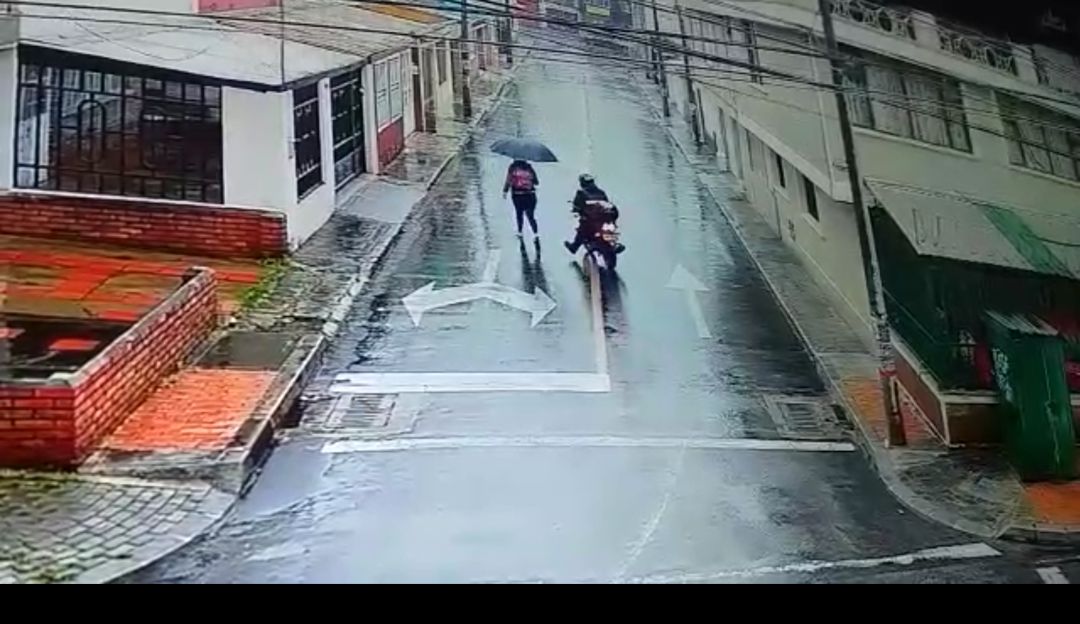 Acoso sexual: En video quedó captado cómo un motociclista manoseó a una mujer en Bogotá