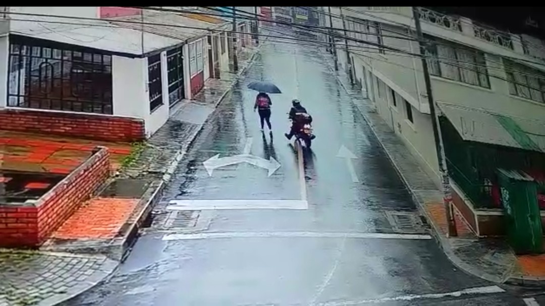 En video quedó captado cómo un motociclista manoseó a una mujer en Bogotá