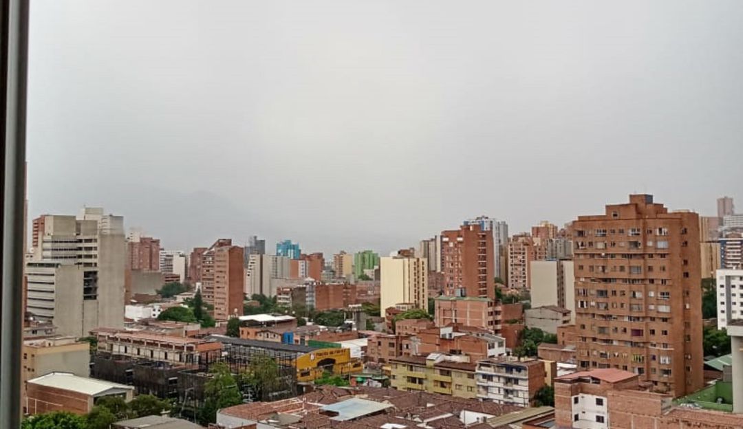 Tormenta eléctrica generó varias inundaciones en Medellín: Tormenta generó 431 descargas eléctricas en Medellín