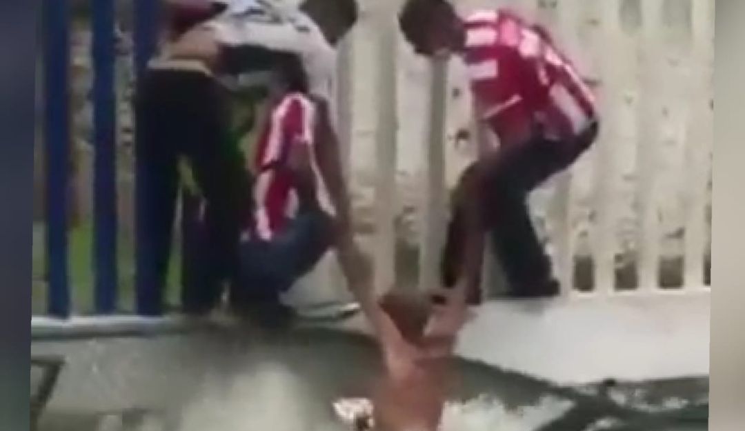 Arroyos en Barranquilla: Rescatan a hombre que era arrastrado por arroyo en la Vía 40