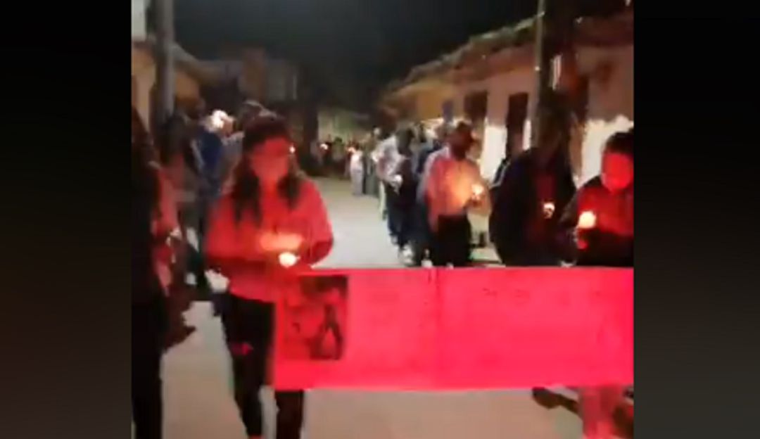 Con velas, habitantes de Argelia marcharon para rechazar la violencia: Con velas, habitantes de Argelia marcharon para rechazar la violencia