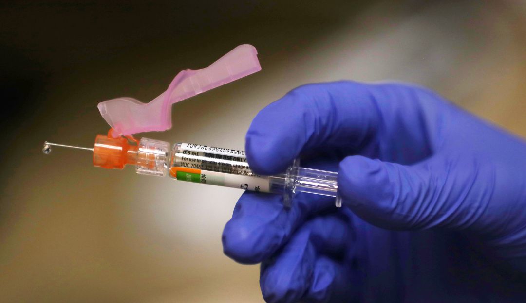 Vacuna contra coronavirus: AstraZeneca interrumpe ensayos de vacuna contra COVID por efectos adversos