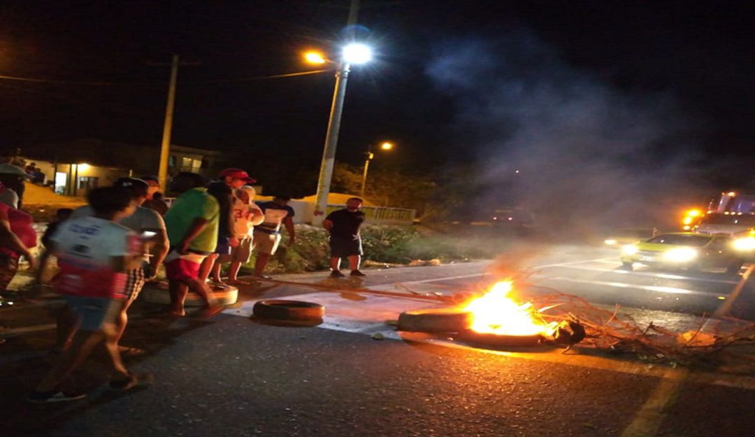 PROTESTAS POR APAGONES EN BARRANQUILLA: Creciente protestas por apagones generan enfrentamiento con la Policía