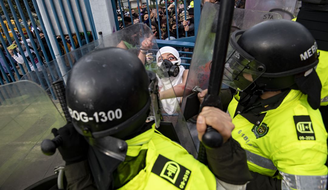 Investigación disciplinaria a policía agresor de joven en protesta de Tunja: Investigación disciplinaria a policía agresor de joven en protesta de Tunja Investigación disciplinaria a policía agresor de joven en protesta de Tunja: Investigación disciplinaria a policía agresor de joven en protesta de Tunja