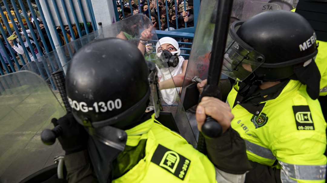 Investigación disciplinaria a policía agresor de joven en protesta de Tunja