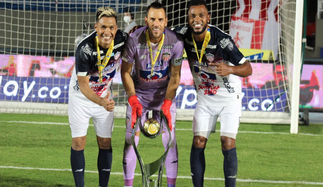JUNIOR CAMPEÓN DE LA SUPERLIGA: Hinchas recibieron al campeón de la Superliga en el aeropuerto