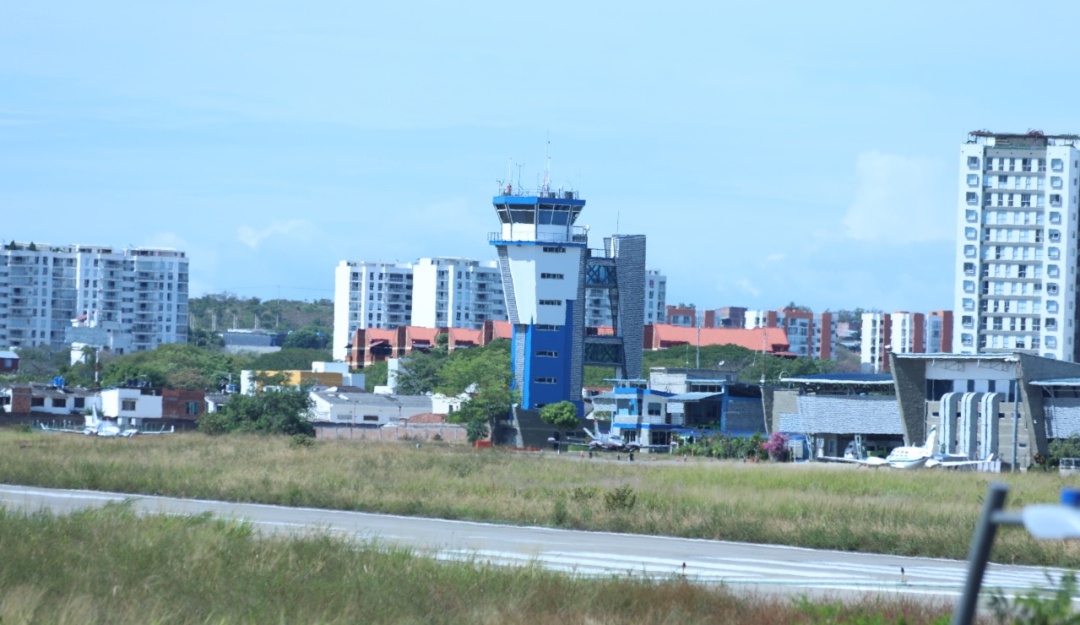 Aeropuerto de Neiva: Aeropuerto de Neiva con pista para despegar