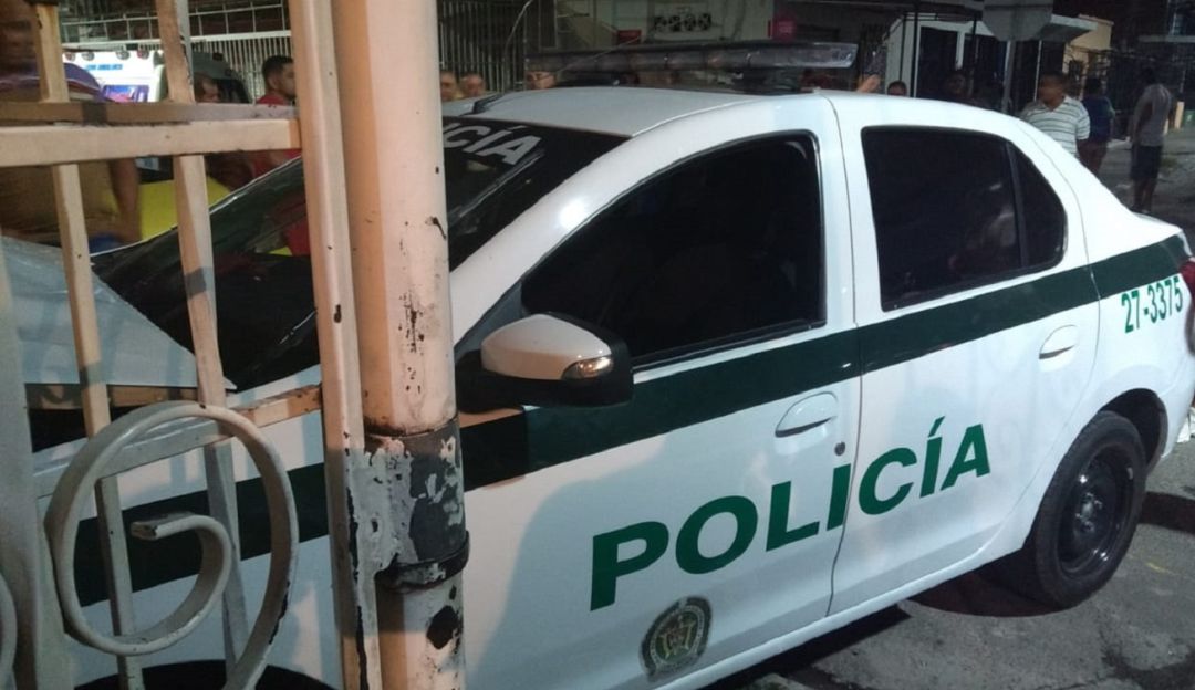 Patrulla de la Policía se estrella con una vivienda: Patrulla de la Policía terminó incrustada en una vivienda