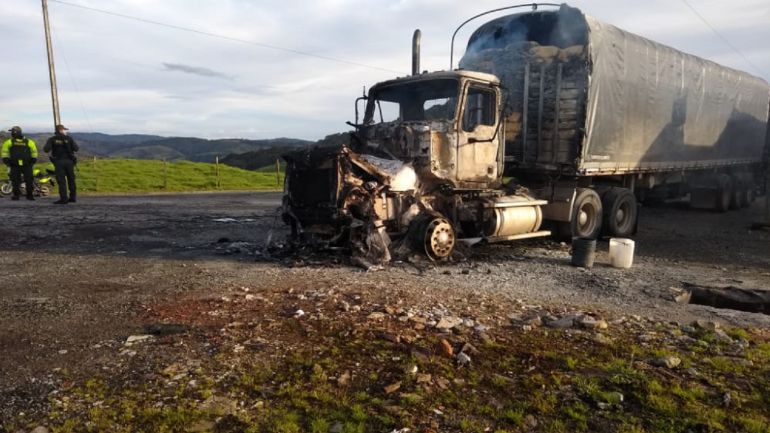 terroristas, antioquia, costa: Acción terrorista dejó dos tractomulas quemadas en la vía a la Costa